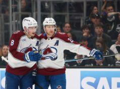 Previsão de Avalanche vs. Wild Game 1: probabilidades, escolhas, melhor aposta para os playoffs da Stanley Cup Quinn Hughes (43), do Minnesota Wild, patina no gelo durante um jogo.