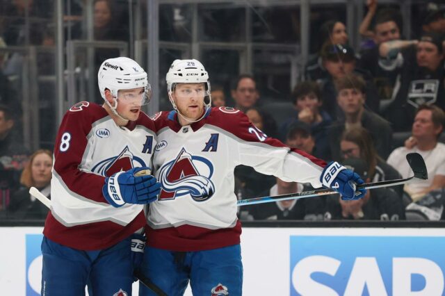 Quinn Hughes (43), do Minnesota Wild, patina no gelo durante um jogo.