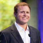 Spencer Pratt falando nos Debates Governamentais da Califórnia e da Prefeitura de Los Angeles da NBC4 e Telemundo 52.