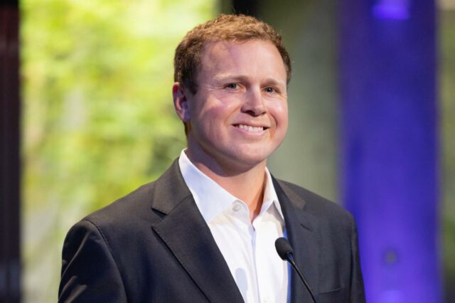 Spencer Pratt falando nos Debates Governamentais da Califórnia e da Prefeitura de Los Angeles da NBC4 e Telemundo 52.