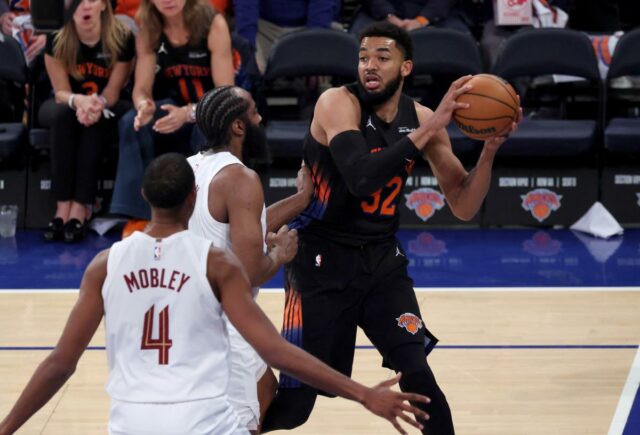O pivô do New York Knicks, Karl-Anthony Towns, vai para a cesta enquanto o guarda do Cleveland Cavaliers, Donovan Mitchell, defende durante o jogo 1 das finais da Conferência Leste.