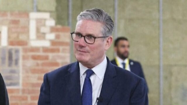 Primeiro-ministro britânico lutando para manter seu emprego
