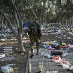 Casas destruídas durante os ataques do Hamas em 7 de outubro contra o Kibutz Kfar Aza, no sul de Israel. -Christopher Furlong/Getty Images