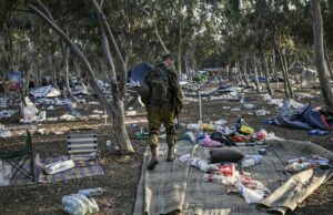 Primeiro na CNN: Novo relatório detalha estupro ‘sistemático’ e violência sexual durante o ataque do Hamas em 7 de outubro a Israel Casas destruídas durante os ataques do Hamas em 7 de outubro contra o Kibutz Kfar Aza, no sul de Israel. -Christopher Furlong/Getty Images