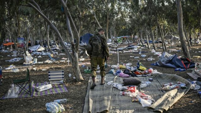 Casas destruídas durante os ataques do Hamas em 7 de outubro contra o Kibutz Kfar Aza, no sul de Israel. -Christopher Furlong/Getty Images