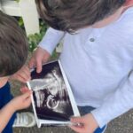 A princesa Eugenie postou uma foto de seus filhos segurando uma foto de ultrassom para anunciar sua gravidez.