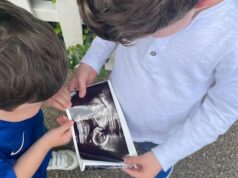 Princesa Eugenie grávida do terceiro filho A princesa Eugenie postou uma foto de seus filhos segurando uma foto de ultrassom para anunciar sua gravidez.