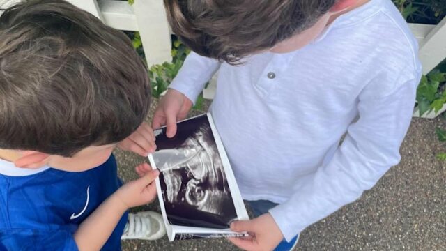 A princesa Eugenie postou uma foto de seus filhos segurando uma foto de ultrassom para anunciar sua gravidez.