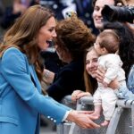 A Princesa de Gales parou para conhecer um bebê ao embarcar em sua primeira visita real solo em mais de três anos