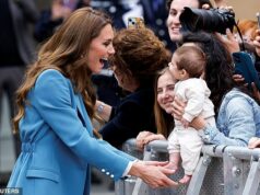 Princesa de Gales posa para selfies e conversa com jovens fãs na Itália enquanto embarca em sua primeira visita real solo desde o diagnóstico de câncer A Princesa de Gales parou para conhecer um bebê ao embarcar em sua primeira visita real solo em mais de três anos