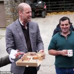 O príncipe William compartilhou chá e bolos com agricultores durante um encontro solo em North Yorkshire esta manhã