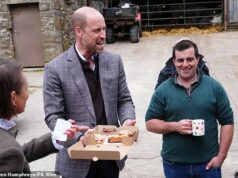Príncipe dos bolos! William distribui doces aos agricultores durante um passeio em North Yorkshire… enquanto revela a única sobremesa à qual não consegue resistir O príncipe William compartilhou chá e bolos com agricultores durante um encontro solo em North Yorkshire esta manhã
