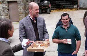 Príncipe dos bolos! William distribui doces aos agricultores durante um passeio em North Yorkshire… enquanto revela a única sobremesa à qual não consegue resistir O príncipe William compartilhou chá e bolos com agricultores durante um encontro solo em North Yorkshire esta manhã