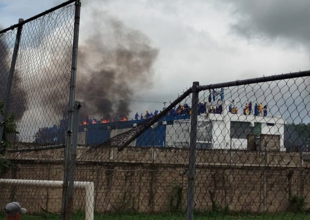 Prisioneiros venezuelanos protestam em telhados por supostos abusos e tiroteios
