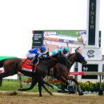 Chad C. Brown, treinador de cavalos Early Voting, segura o Woodland Vase depois que seu cavalo venceu a 147ª corrida do Preakness Stakes.