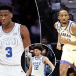 O guarda do Kansas Jayhawks, Darryn Peterson # 22, corre pela quadra durante o torneio da NCAA.