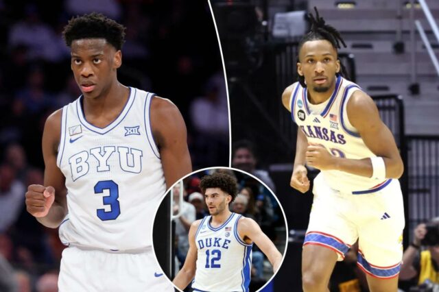 O guarda do Kansas Jayhawks, Darryn Peterson # 22, corre pela quadra durante o torneio da NCAA.