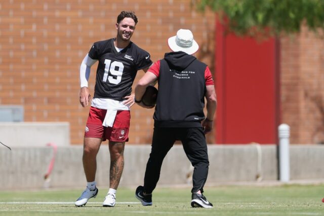 Problemas no Arizona? O caminho de Carson Beck para QB1 Carson Beck #19 of the Arizona Cardinals
