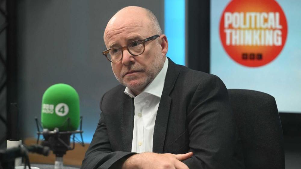 Procurador-geral Lord Richard Hermer falando no programa de rádio da BBC Political Thinking com Nick Robinson