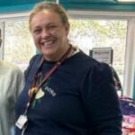 Homenagens foram recebidas por uma professora chamada localmente como Sra. Bamford, que trabalhou na Kings' School, Winchester, como chefe de negócios e computação