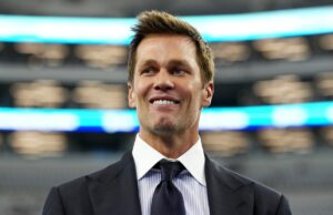 Programação da NFL anuncia retorno de Tom Brady à Nova Inglaterra Tom Brady looks on.