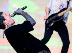 Projéteis de concerto deixam Oli Sykes com uma ‘concussão leve’ e Eric Clapton pulando um encore Projéteis de concerto deixam Oli Sykes com uma ‘concussão leve’ e Eric Clapton pulando um encore