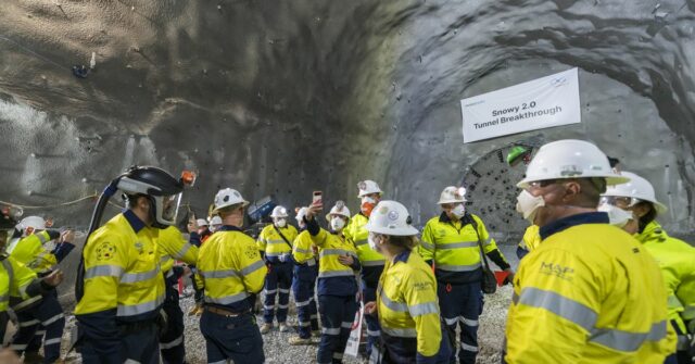 Projeto Snowy Hydro enfrentando uma explosão de custos de 10 O projeto Snowy Hydro 2.0 atinge um marco importante - a descoberta da máquina perfuradora de túneis em uma caverna subterrânea profunda.