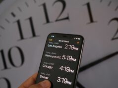 Projeto de lei do horário de verão: vencedores e perdedores de uma mudança permanente no relógio This illustration photo shows a clock in the background of a smartphone showing the time.