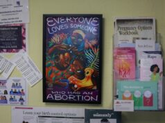 Projeto de lei republicano pede ‘força mortal’ para acabar com abortos na Carolina do Norte Supportive messages hang on a wall of the group counseling room in the A Woman's Choice of Jacksonville clinic on April 30, 2024.