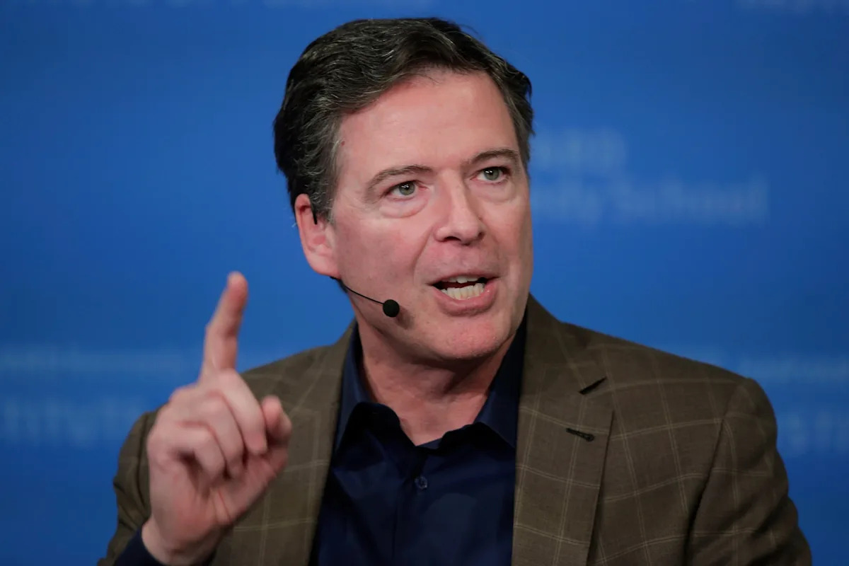 Charles Krupa / AP - FOTO: O ex-diretor do Federal Bureau of Investigation James Comey fala no Fórum JFK Jr. do Instituto de Política da Universidade de Harvard em Cambridge, Massachusetts, 24 de fevereiro de 2020.