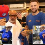 Proprietário do icônico Pat's cheesesteaks da Filadélfia força a trabalhar em NY - vestindo a camisa 'Philly Sucks' - depois de perder a aposta no Knicks