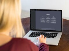 Proprietários de pequenas empresas estão recorrendo à IA para gerenciar suas muitas empresas – especialmente tarefas criativas: pesquisa Mulher usando o Chat GPT