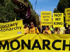Protesto ‘No Kings’ em frente ao Palácio de Buckingham Protesto 'No Kings' em frente ao Palácio de Buckingham