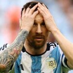 O atacante norte-americano Joe Gaetjens é arrebatado pelos torcedores depois que seu time derrotou a Inglaterra por 1 a 0 na Copa do Mundo.