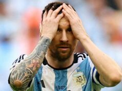 Quais são as maiores surpresas da história da Copa do Mundo da FIFA? O atacante norte-americano Joe Gaetjens é arrebatado pelos torcedores depois que seu time derrotou a Inglaterra por 1 a 0 na Copa do Mundo.