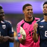 AUCKLAND, NOVA ZELÂNDIA - 30 DE MARÇO: Garry Rodrigues de Cabo Verde é desafiado por Onni Valakari da Finlândia durante a partida da FIFA Series entre Cabo Verde e Finlândia no Eden Park em 30 de março de 2026 em Auckland, Nova Zelândia. (Foto de Phil Walter/Getty Images)