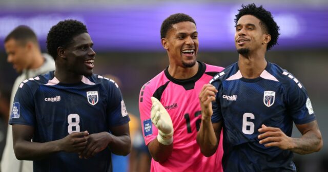 Quais seleções farão sua estreia na Copa do Mundo de AUCKLAND, NOVA ZELÂNDIA - 30 DE MARÇO: Garry Rodrigues de Cabo Verde é desafiado por Onni Valakari da Finlândia durante a partida da FIFA Series entre Cabo Verde e Finlândia no Eden Park em 30 de março de 2026 em Auckland, Nova Zelândia. (Foto de Phil Walter/Getty Images)