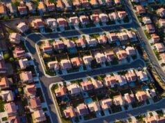 Quase 1 milhão de californianos enfrentarão aumento no seguro residencial nos próximos meses An aerial view of homes in Lancaster, California.