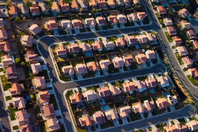 Quase 1 milhão de californianos enfrentarão aumento no seguro residencial An aerial view of homes in Lancaster, California.