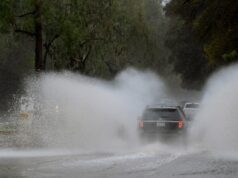 Quase um mês inteiro de chuva atinge cidade do norte da Califórnia em um dia Vehicles drive through a flooded street in Los Angeles on February 13, 2025.