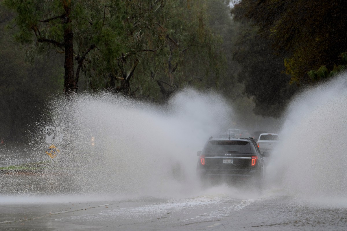 Quase um mês inteiro de chuva atinge cidade do norte da Califórnia em um dia