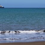 O navio de cruzeiro MV Hondius está fundeado no porto da Praia, Cabo Verde, na segunda-feira.