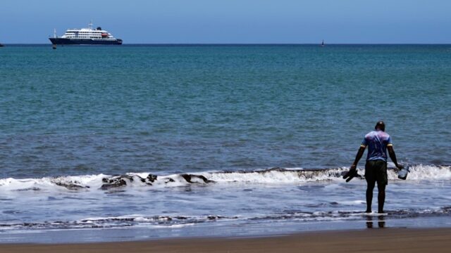O navio de cruzeiro MV Hondius está fundeado no porto da Praia, Cabo Verde, na segunda-feira.