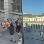 Um grupo de crianças e adultos caminhando na calçada.