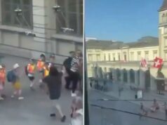 Quatro esfaqueados por um faca gritando ‘Allahu Akbar’ na estação ferroviária da Suíça na frente de crianças aterrorizadas Um grupo de crianças e adultos caminhando na calçada.
