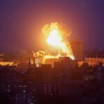 Uma explosão ilumina o céu da cidade durante um ataque russo com mísseis e drones, em meio ao ataque da Rússia à Ucrânia, em Kiev, Ucrânia, 24 de maio de 2026