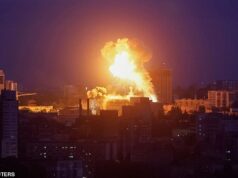 Quatro mortos e mais de 80 feridos na Ucrânia depois que a Rússia atacou Kiev com ataques noturnos envolvendo um míssil hipersônico usado apenas pela terceira vez na guerra Uma explosão ilumina o céu da cidade durante um ataque russo com mísseis e drones, em meio ao ataque da Rússia à Ucrânia, em Kiev, Ucrânia, 24 de maio de 2026