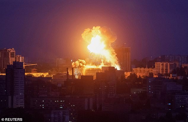 Quatro mortos e mais de 80 feridos na Ucrânia depois Uma explosão ilumina o céu da cidade durante um ataque russo com mísseis e drones, em meio ao ataque da Rússia à Ucrânia, em Kiev, Ucrânia, 24 de maio de 2026