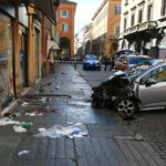 Sangue é visto próximo a um carro destruído em uma rua de Modena, Itália, sábado, 16 de maio de 2026.