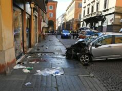 Quatro pessoas lutam pela vida depois que motorista atropela pedestres na Itália Sangue é visto próximo a um carro destruído em uma rua de Modena, Itália, sábado, 16 de maio de 2026.